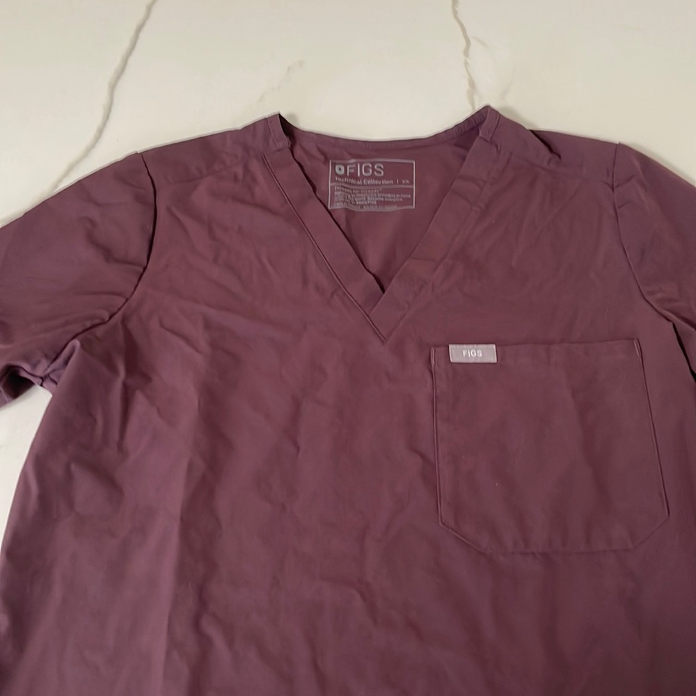 FIGS SCRUB TOP LIMITED EDITION DARK FIG ONE POCKET CATARINA XS.